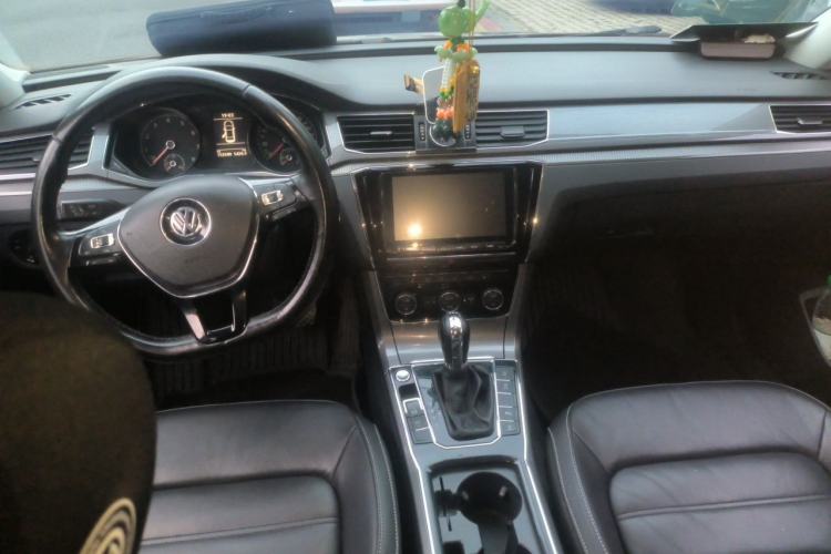 Used Volkswagen Passat 2017 330TSI DSG Luxury Edition Center Console