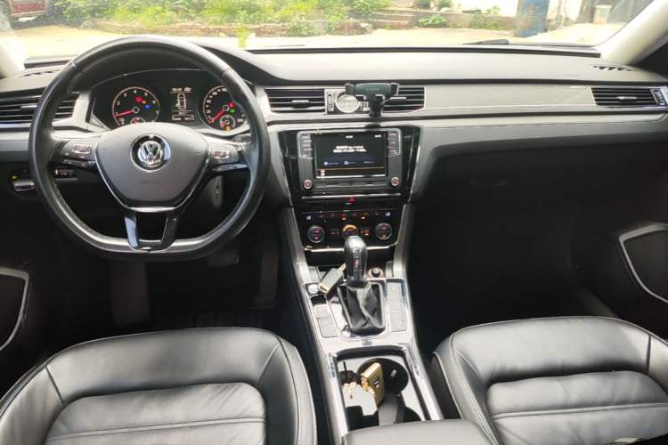 Used Volkswagen Passat 2017 330TSI DSG Luxury Edition Center Console