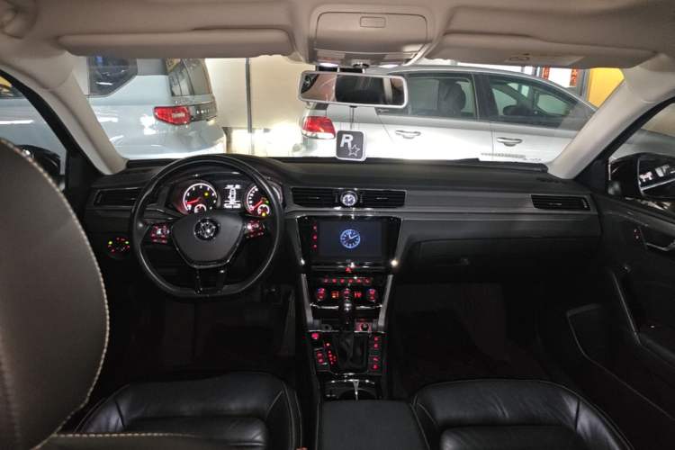 Used Volkswagen Passat 2017 330TSI DSG Luxury Edition Center Console
