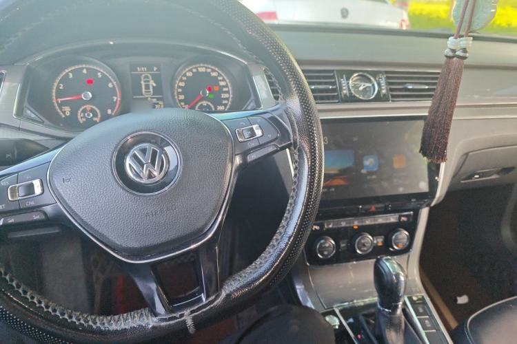 Used Volkswagen Passat 2017 280TSI DSG Luxury Edition Center Console