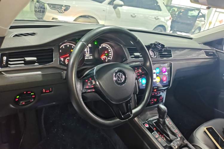 Used Volkswagen Passat 2017 280TSI DSG Luxury Edition Center Console