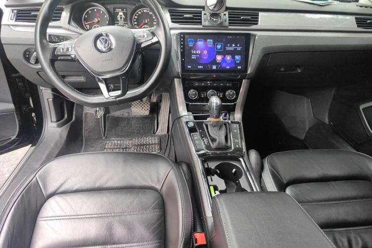 Used Volkswagen Passat 2017 330TSI DSG Luxury Edition Center Console