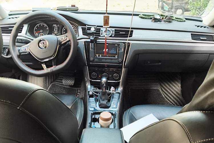 Used Volkswagen Passat 2017 330TSI DSG Luxury Edition Center Console