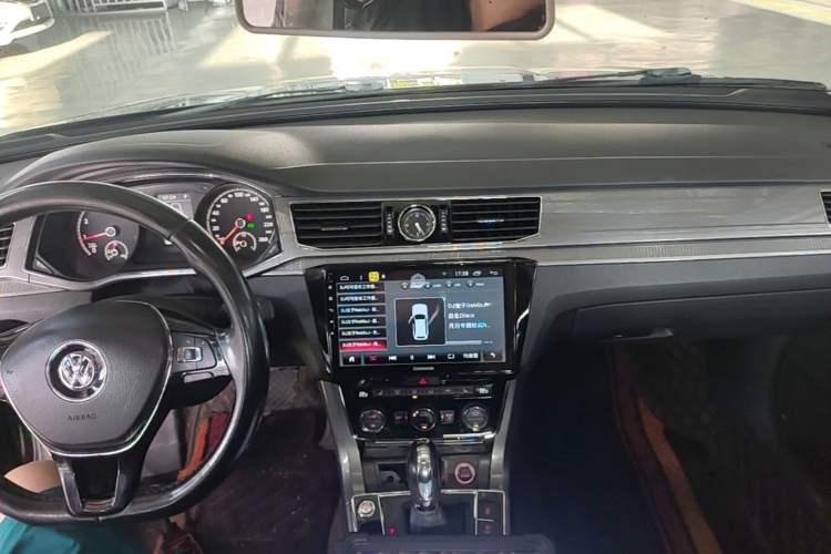 Used Volkswagen Passat 2017 280TSI DSG Luxury Edition Center Console