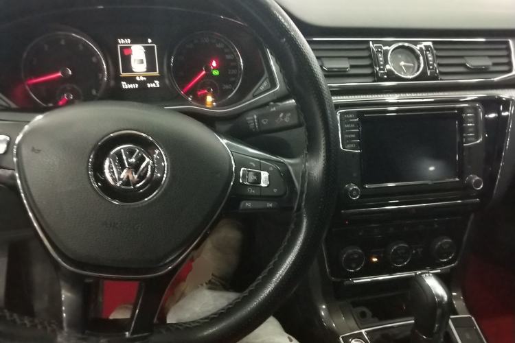 Used Volkswagen Passat 2017 330TSI DSG Prestige Edition Center Console