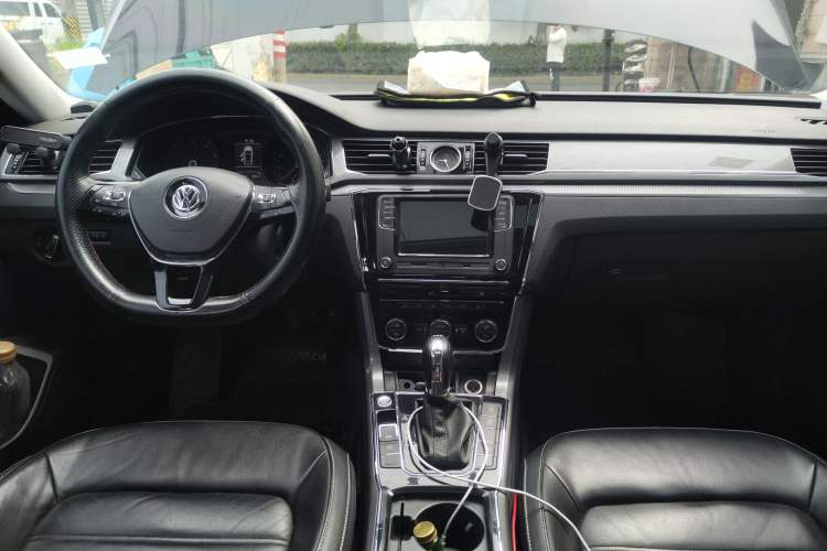 Used Volkswagen Passat 2017 280TSI DSG Luxury Edition Center Console