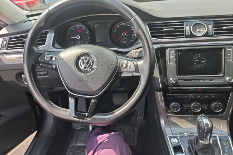Used Volkswagen Passat 2017 330TSI DSG Luxury Edition Center Console