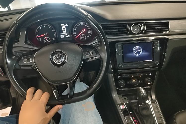 Used Volkswagen Passat 2017 330TSI DSG Luxury Edition Center Console