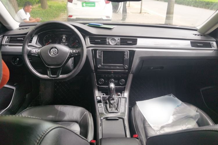 Used Volkswagen Passat 2017 330TSI DSG Luxury Edition Center Console