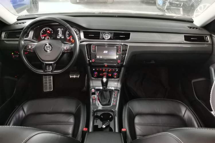 Used Volkswagen Passat 2017 330TSI DSG Luxury Edition Center Console