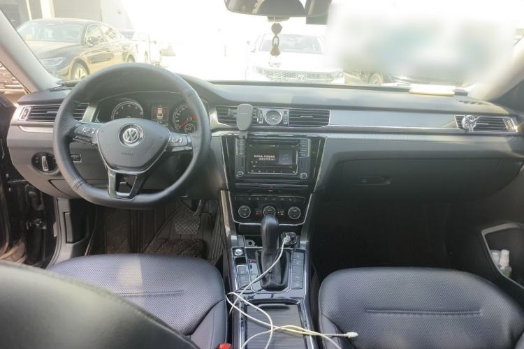 Used Volkswagen Passat 2017 330TSI DSG Luxury Edition Center Console