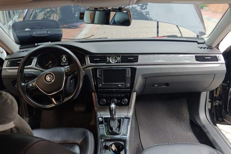 Used Volkswagen Passat 2017 330TSI DSG Luxury Edition Center Console