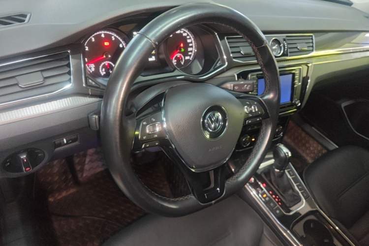 Used Volkswagen Passat 2017 330TSI DSG Luxury Edition Center Console
