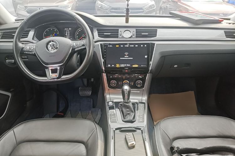 Used Volkswagen Passat 2017 330TSI DSG Luxury Edition Center Console