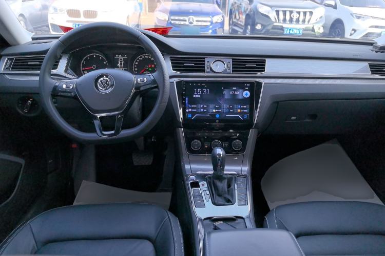 Used Volkswagen Passat 2017 330TSI DSG Luxury Edition Center Console