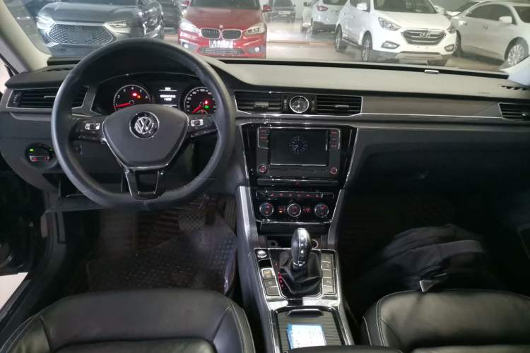 Used Volkswagen Passat 2017 330TSI DSG Luxury Edition Center Console