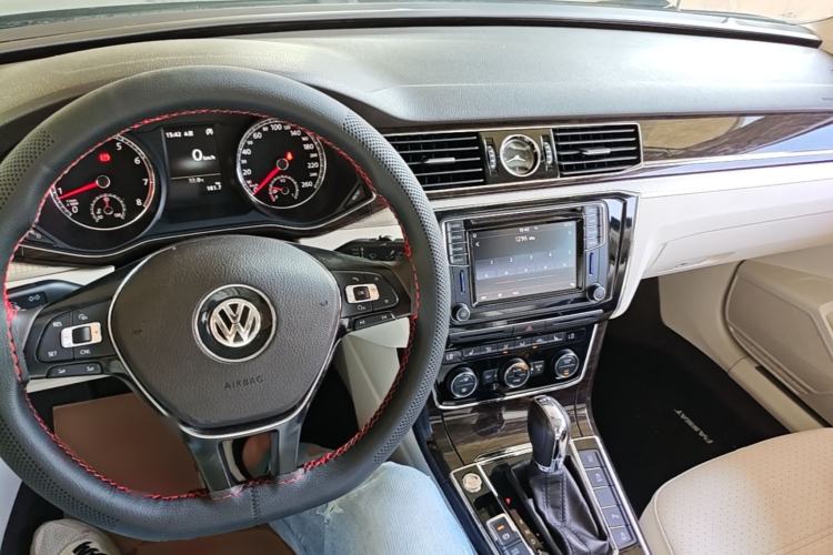Used Volkswagen Passat 2017 380TSI DSG Prestige Edition Center Console