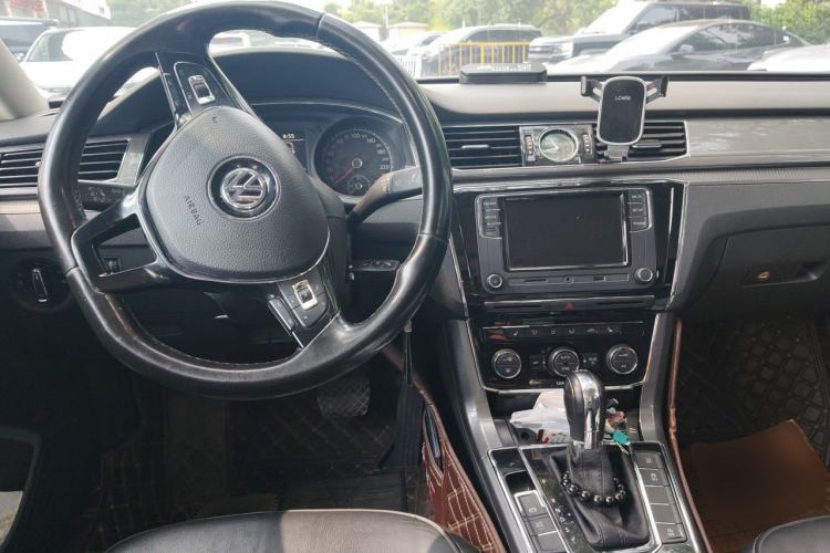 Used Volkswagen Passat 2017 330TSI DSG Luxury Edition Center Console
