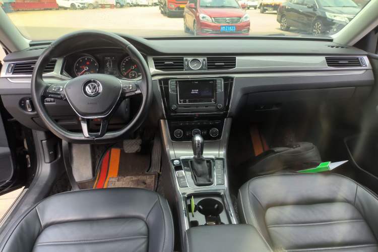 Used Volkswagen Passat 2017 330TSI DSG Luxury Edition Center Console