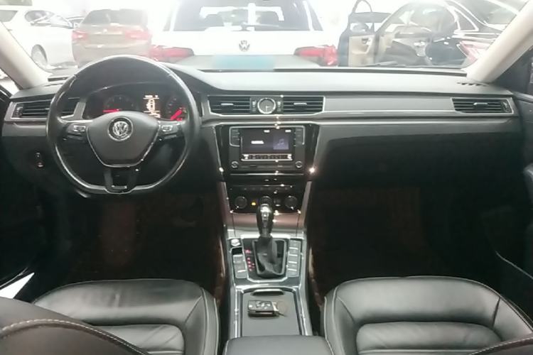Used Volkswagen Passat 2017 330TSI DSG Luxury Edition Center Console