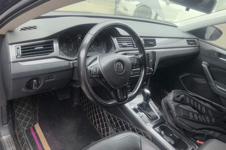 Used Volkswagen Passat 2017 330TSI DSG Luxury Edition Center Console