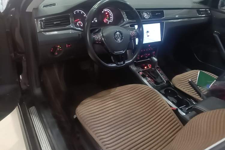 Used Volkswagen Passat 2017 280TSI DSG Luxury Edition Center Console