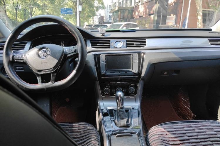 Used Volkswagen Passat 2017 330TSI DSG Luxury Edition Center Console