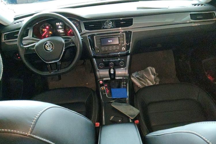 Used Volkswagen Passat  Center Console
