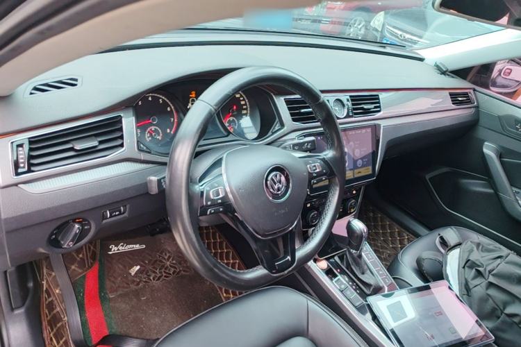 Used Volkswagen Passat 2017 330TSI DSG Luxury Edition Center Console