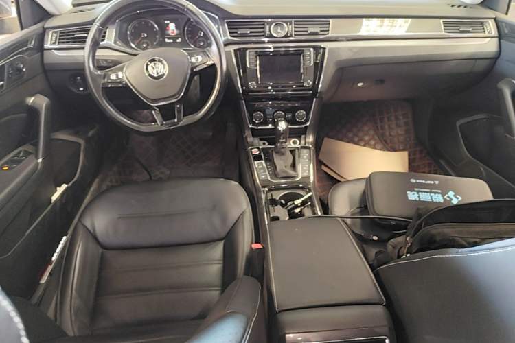 Used Volkswagen Passat 2017 330TSI DSG Prestige Edition Center Console