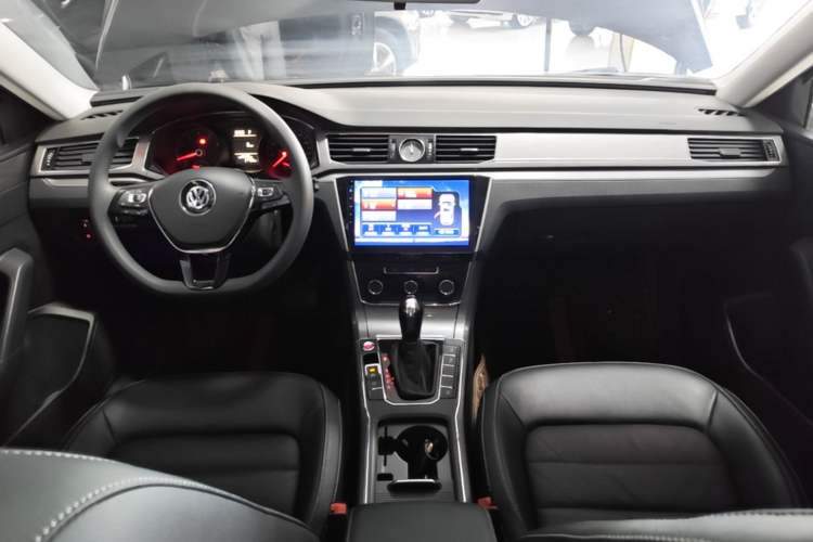 Used Volkswagen Passat 2017 280TSI DSG Luxury Edition Center Console