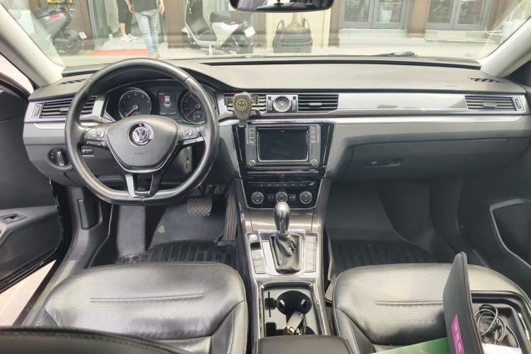 Used Volkswagen Passat 2017 330TSI DSG Luxury Edition Center Console