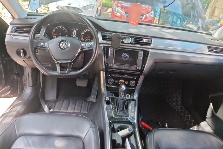 Used Volkswagen Passat 2017 330TSI DSG Luxury Edition Center Console
