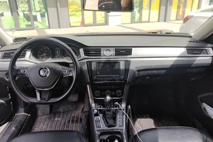 Used Volkswagen Passat 2017 330TSI DSG Luxury Edition Center Console