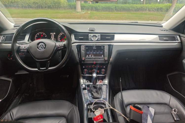 Used Volkswagen Passat 2017 330TSI DSG Luxury Edition Center Console