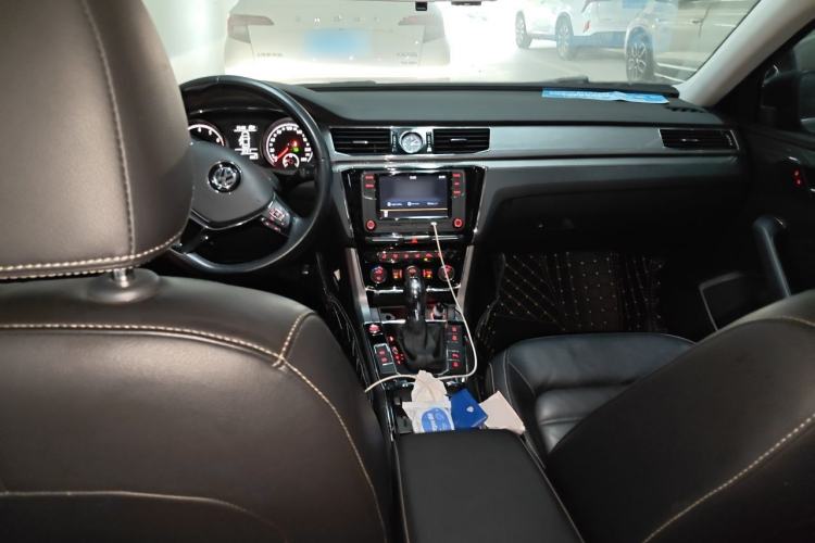 Used Volkswagen Passat 2017 330TSI DSG Luxury Edition Center Console