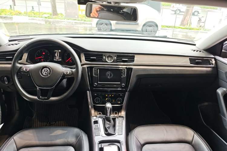 Used Volkswagen Passat 2017 280TSI DSG Luxury Edition Center Console