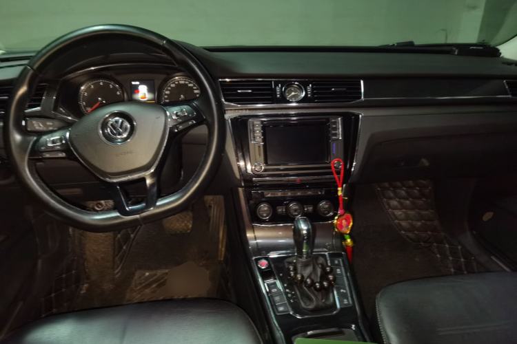 Used Volkswagen Passat 2017 330TSI DSG Prestige Edition Center Console