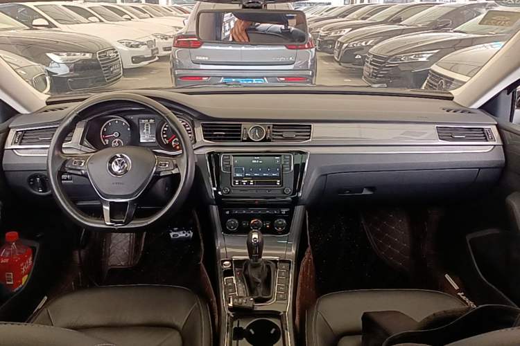 Used Volkswagen Passat 2017 330TSI DSG Luxury Edition Center Console