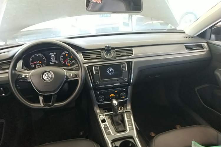 Used Volkswagen Passat 2017 330TSI DSG Luxury Edition Center Console