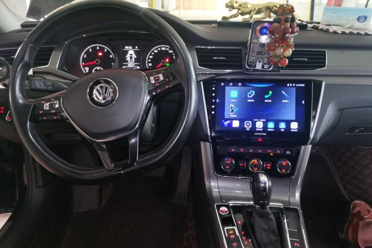 Used Volkswagen Passat 2017 330TSI DSG Luxury Edition Center Console