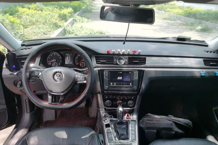 Used Volkswagen Passat 2017 330TSI DSG Luxury Edition Center Console