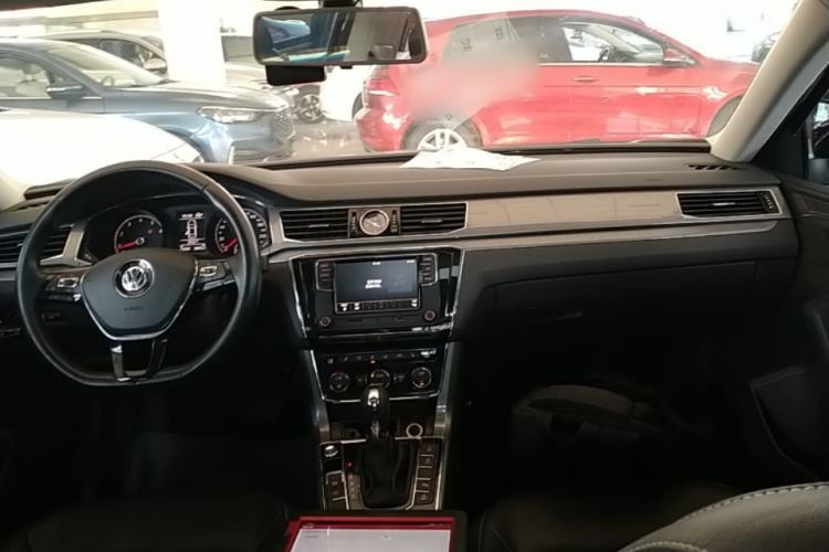 Used Volkswagen Passat 2017 330TSI DSG Luxury Edition Center Console