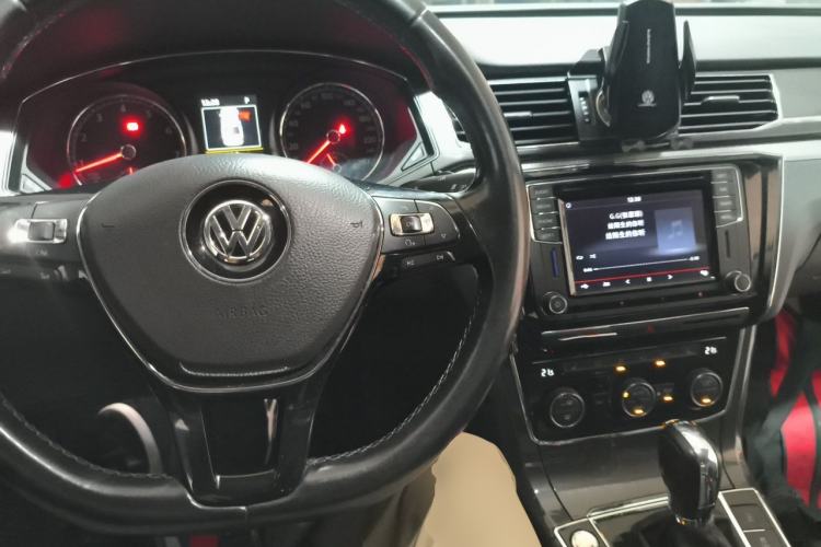 Used Volkswagen Passat 2017 330TSI DSG Prestige Edition Center Console