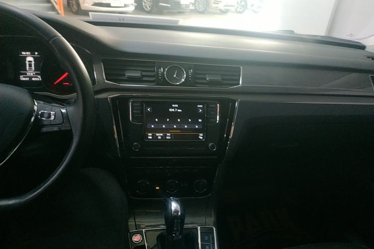 Used Volkswagen Passat 2017 330TSI DSG Luxury Edition Center Console