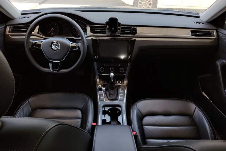 Used Volkswagen Passat  Center Console