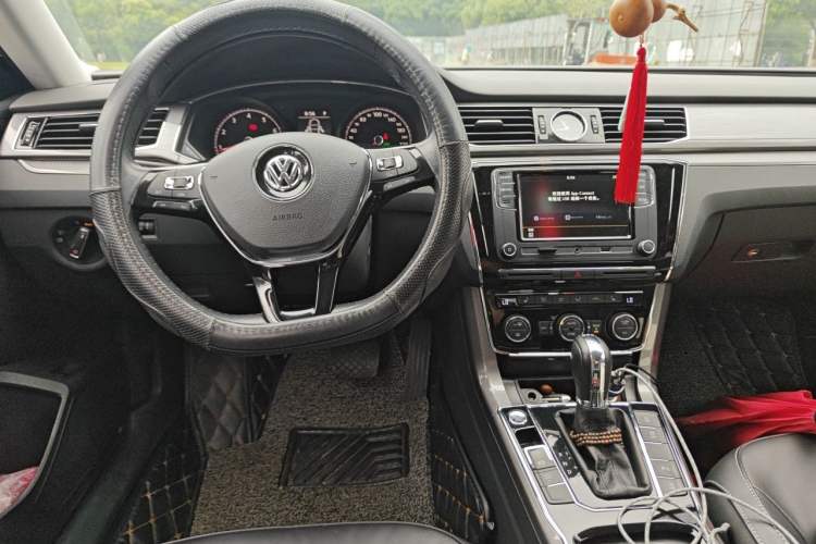 Used Volkswagen Passat 2017 330TSI DSG Luxury Edition Center Console