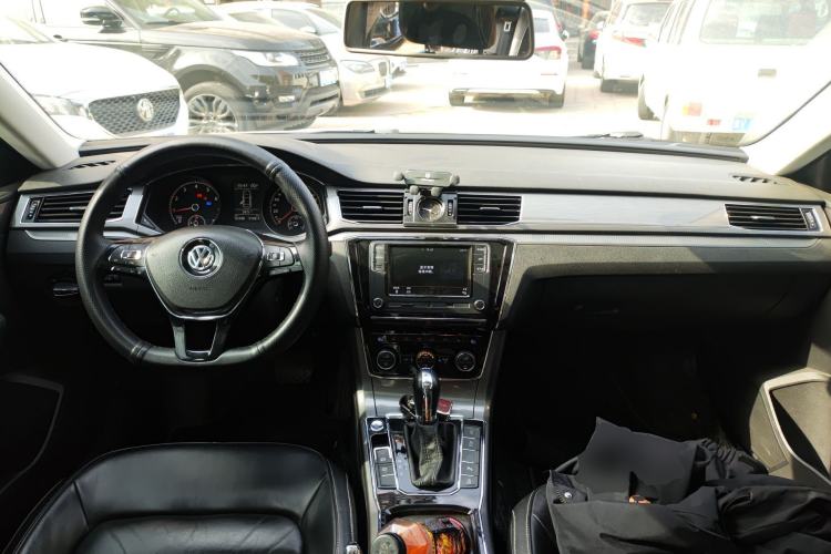 Used Volkswagen Passat 2017 280TSI DSG Luxury Edition Center Console