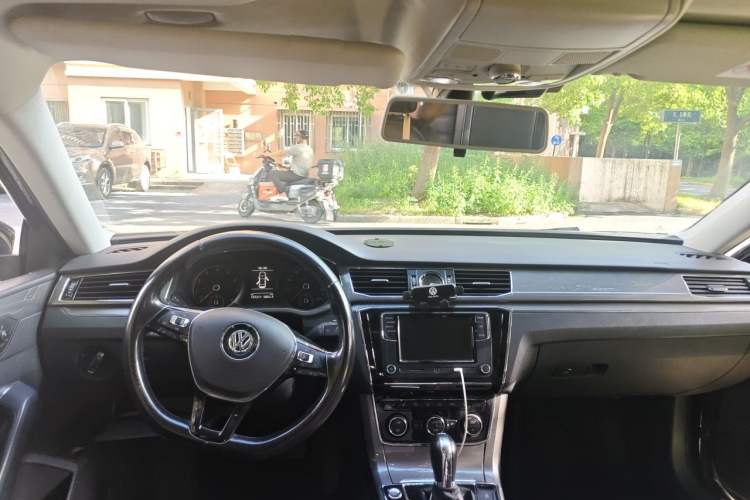 Used Volkswagen Passat 2017 330TSI DSG Luxury Edition Center Console