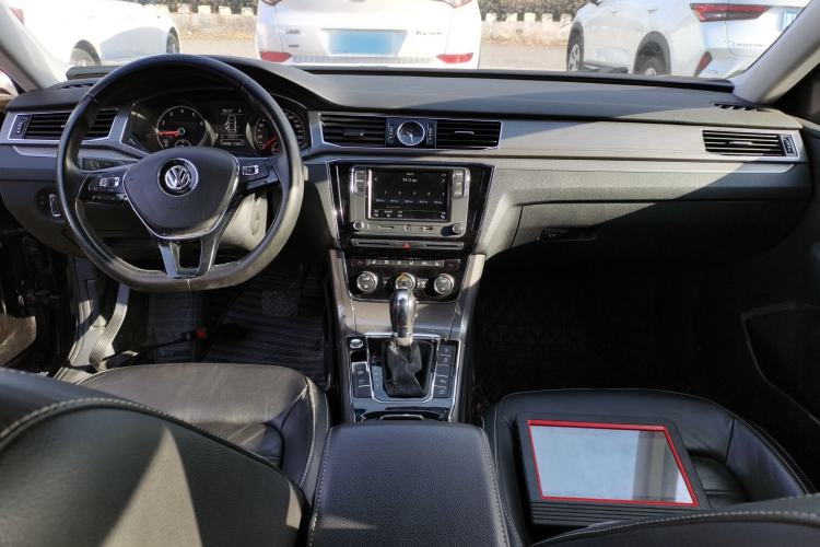 Used Volkswagen Passat 2017 330TSI DSG Luxury Edition Center Console